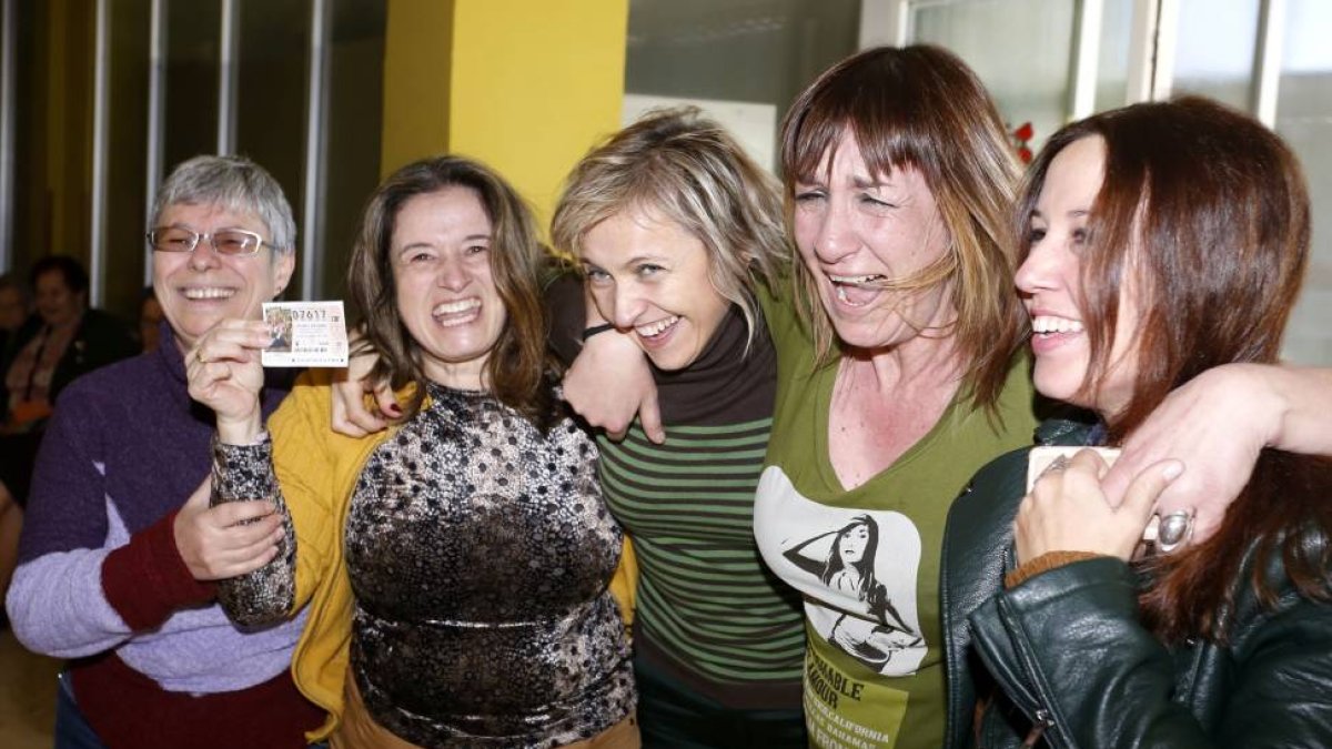 Algunas agraciadas con el cuarto premio de la Lotería vendido en la residencia de ancianos de Armunia-Ical
