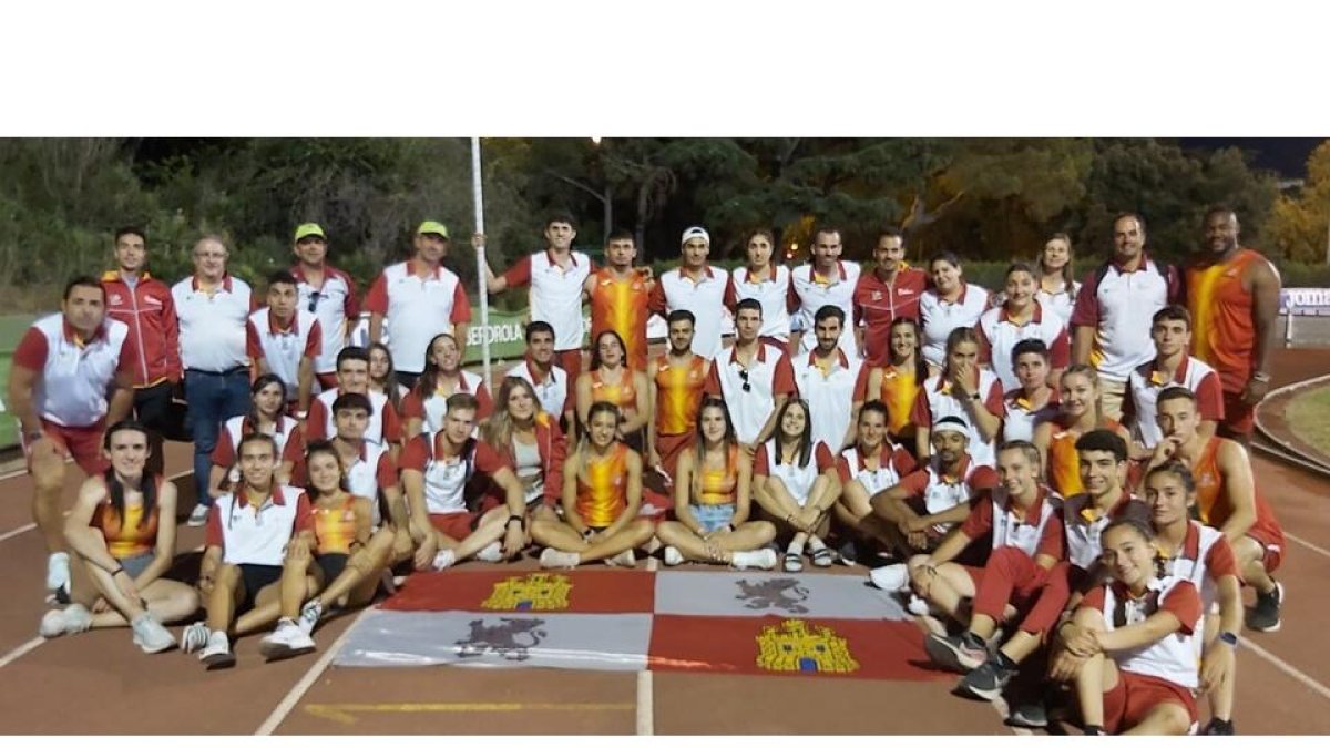 Foto de familia de la selección de Castilla y León. / E. M.
