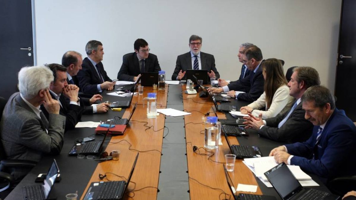 El presidente de la Confederación de Organizaciones Empresariales de Castilla y León (Cecale), Santiago Aparicio, preside la reunión de su Junta Directiva en la que se analiza la situación de la negociación colectiva con los sindicatos-Ical