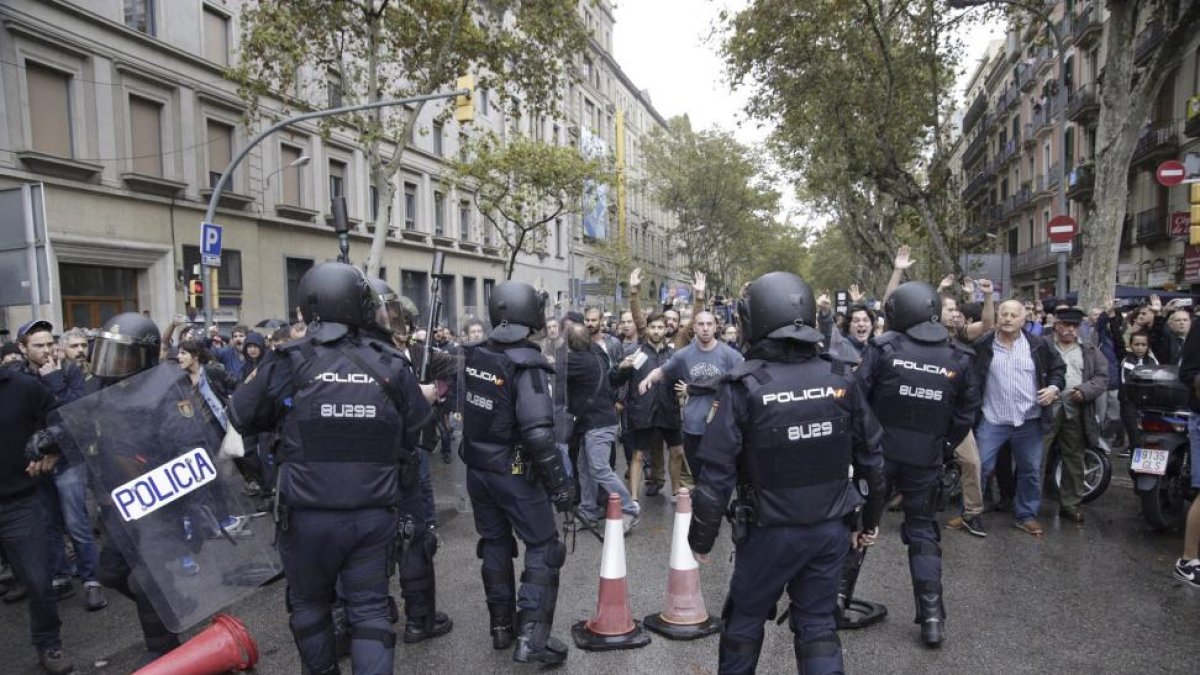 La Policía Nacional durante la jornada del 1-O.-BIEL ALIÑO