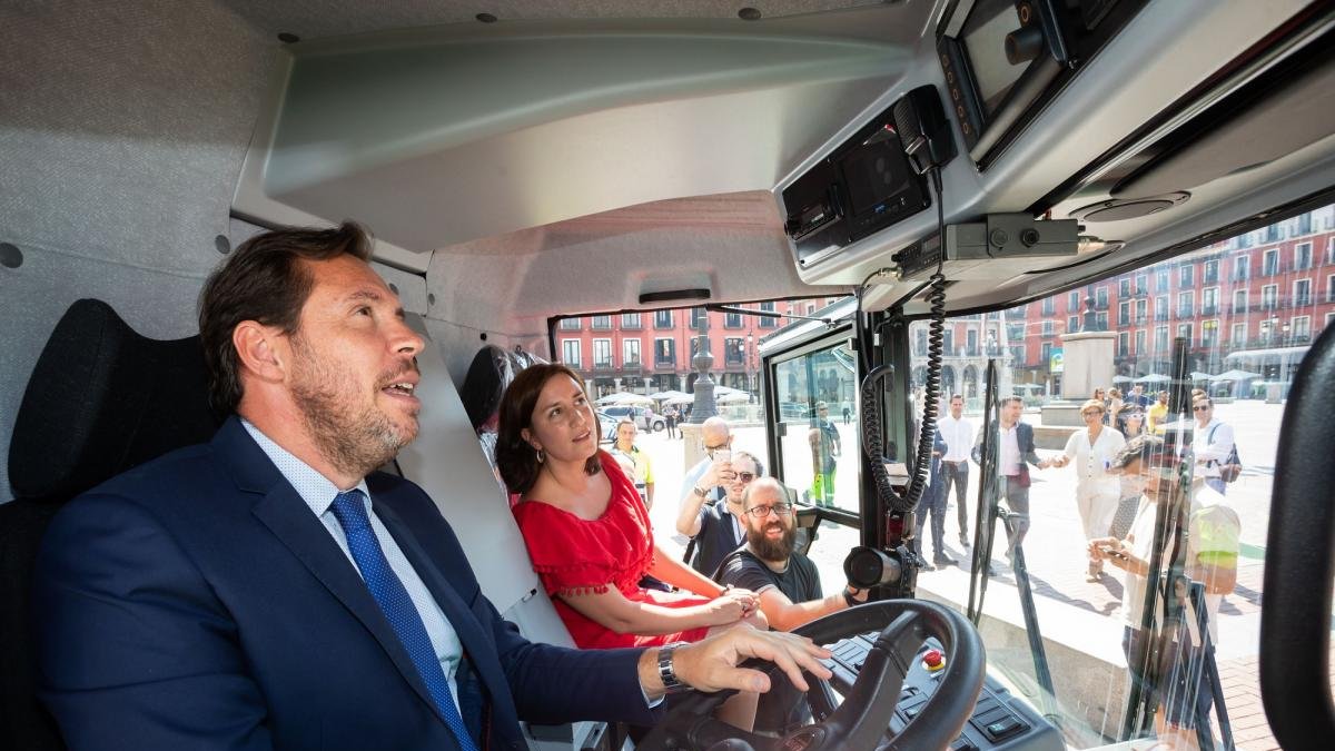 Óscar Puente y María Sánchez presentan vehículos del servicio de limpieza.-PHOTOGENIC / PABLO REQUEJO