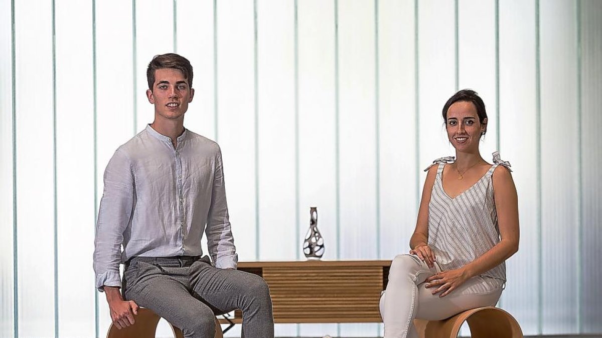 Ander Eguía e Isabel Jaime en las instalaciones de su empresa situada en el Polígono de San Cristóbal.-MIGUEL ÁNGEL SANTOS