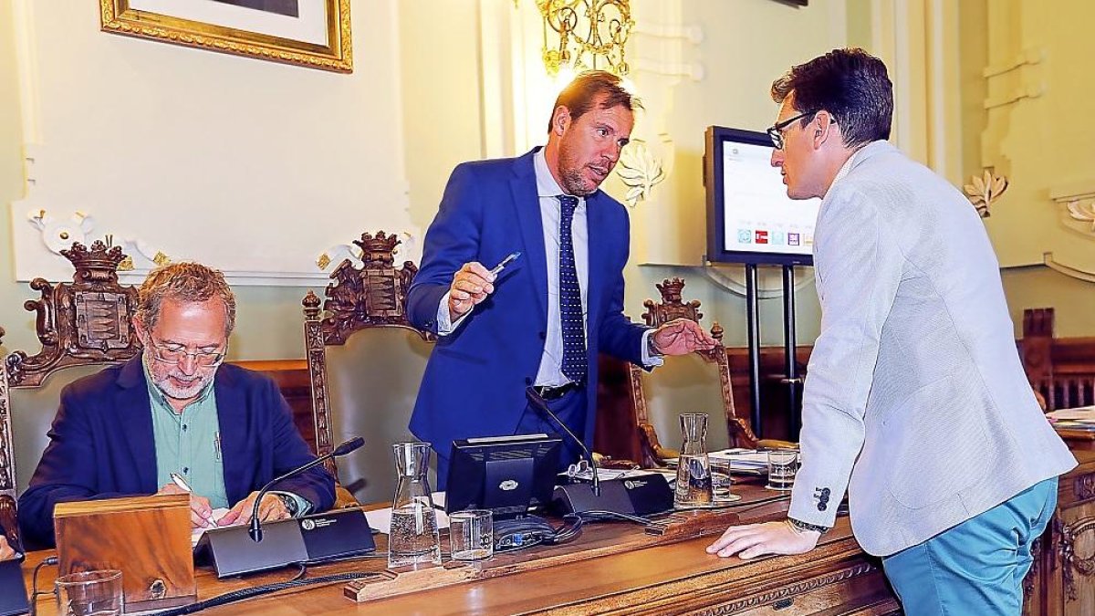 Óscar Puente y Pedro Herrero conversan en presencia de Manuel Saravia durante el descanso en un pleno.-J.M. LOSTAU