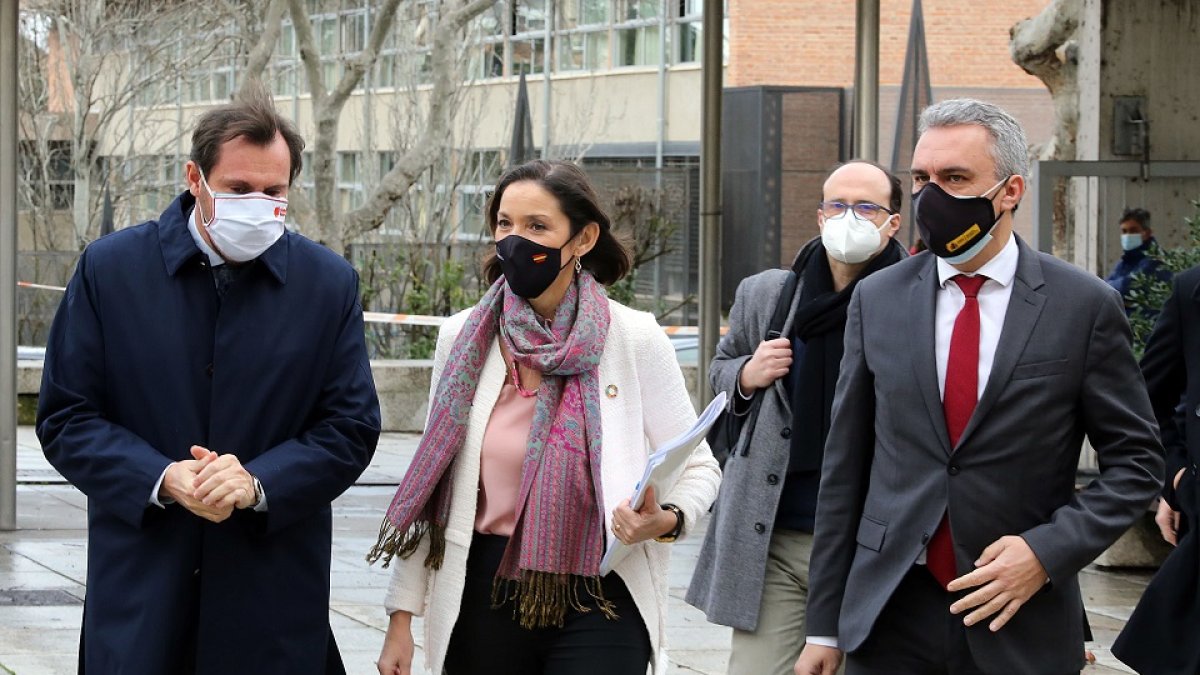 La ministra de Industria, Comercio y Turismo, Reyes Maroto, el alcalde de Valladolid, Óscar Puente, y el delegado del Gobierno, Javier Izquierdo.- ICAL