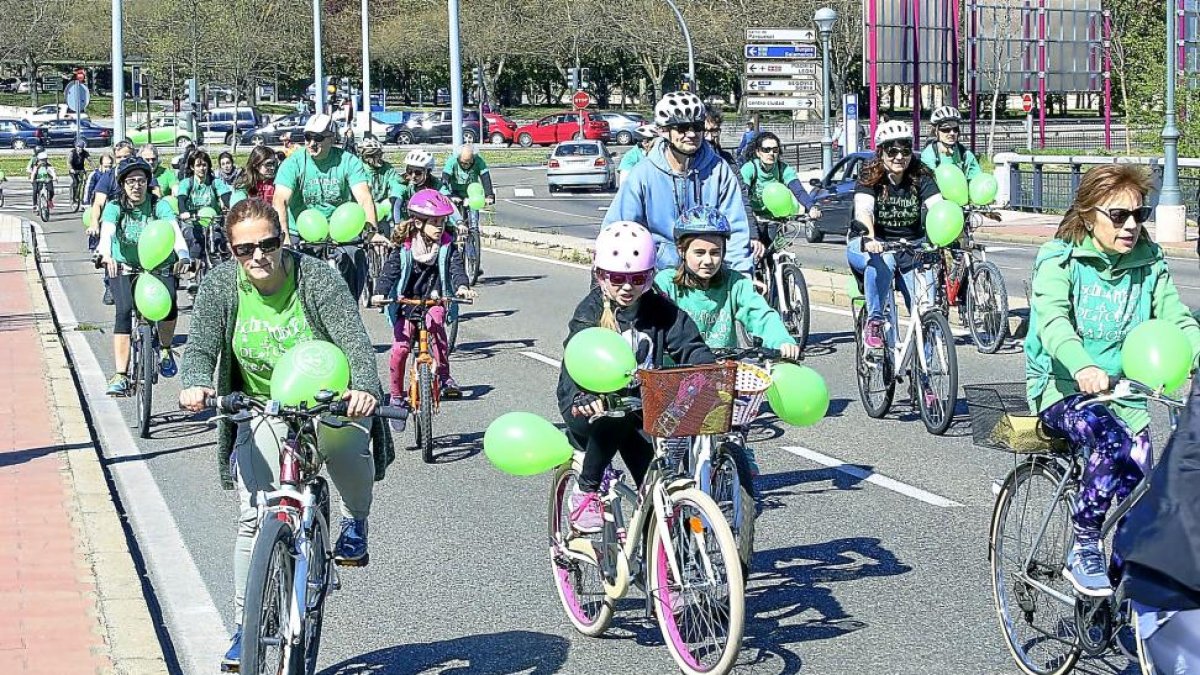 Bicicletada en favor de las matriculaciones a su salida en la consejería de Educación.-ICAL