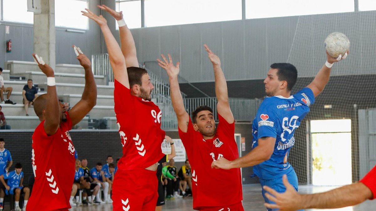Dimitroski en pleno vuelo desde el extremo en Cigales ante la defensa de tres jugadores del Balonmano Burgos. J. M. LOSTAU