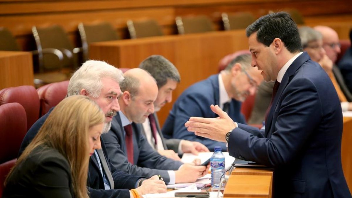 El portavoz del Grupo Popular, Raúl de la Hoz, conversa con el procurador de Ciudadanos José Ignacio Delgado durante la celebración del Pleno de las Cortes de Castilla y León-ICAL