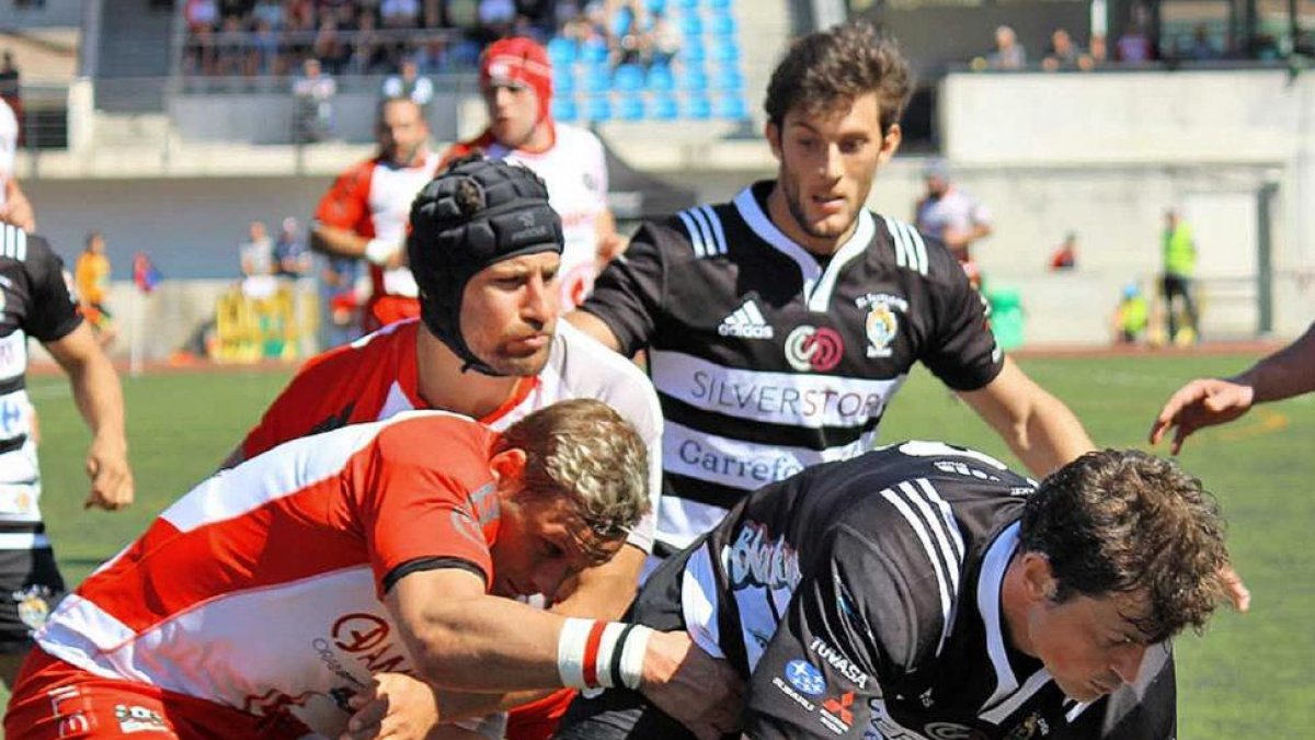 Christian Rust intenta placar a Tom Pearce en el Ordizia-SilverStorm de la pasada temporada.-AINHOA MURIEL