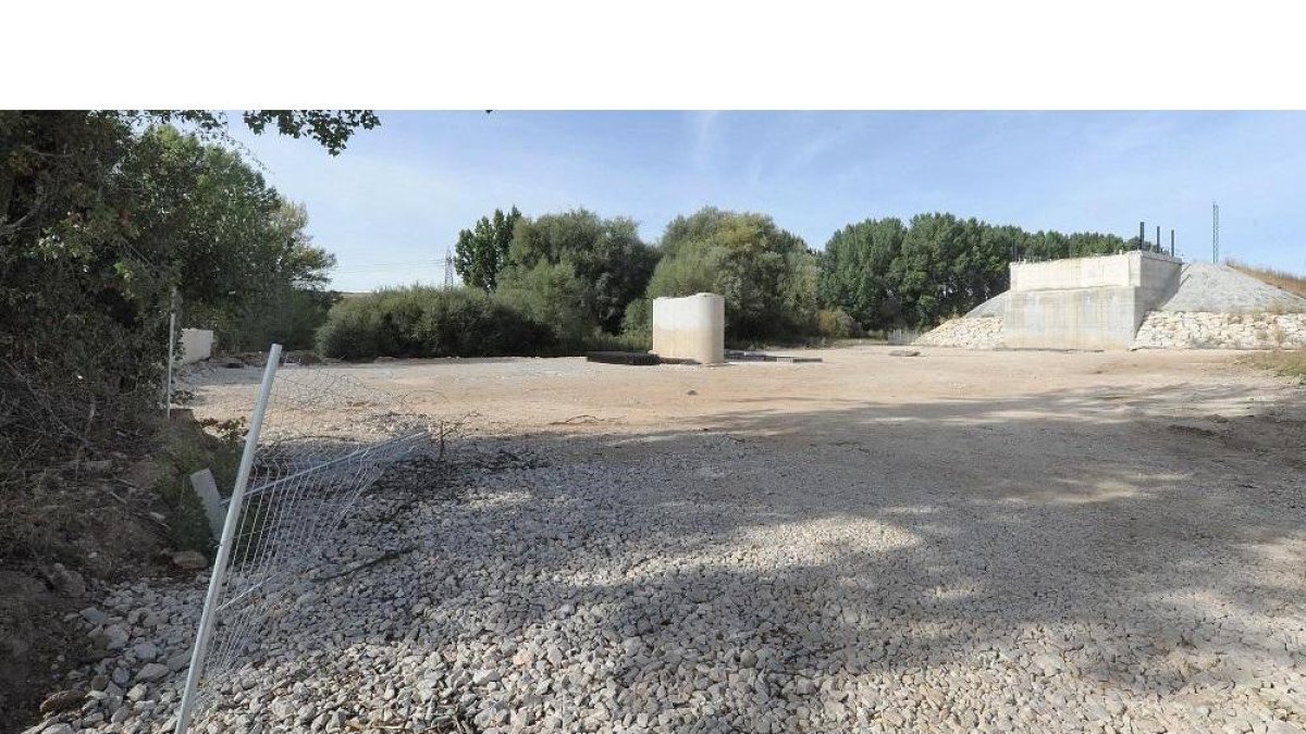 Según la Delegación del Gobierno se está procediendo al traslado del material para montar la cimbra, pero las obras parecen paradas.-I. L. MURILLO
