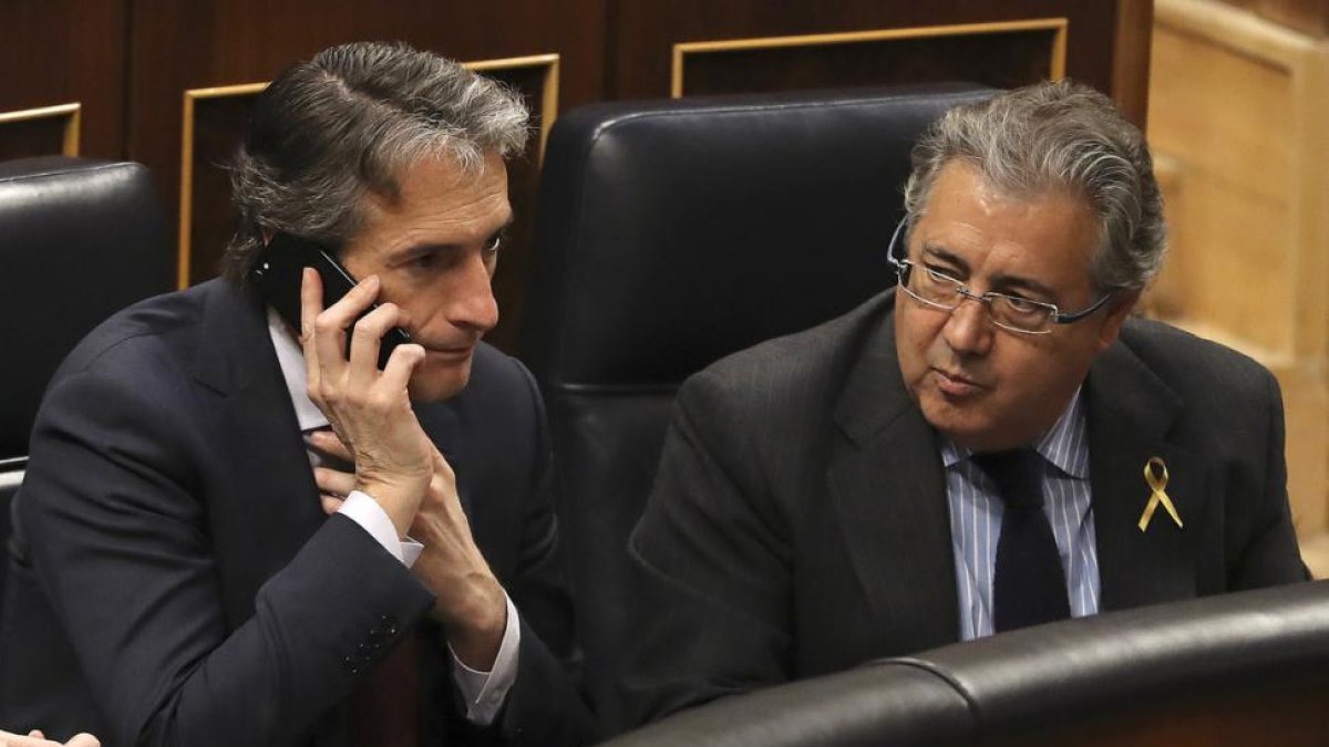 El ministro del Interior, Juan Ignacio Zoido (derecha), junto al titular de Fomento, Íñigo de la Serna, en el Congreso.-EFE / BALLESTEROS
