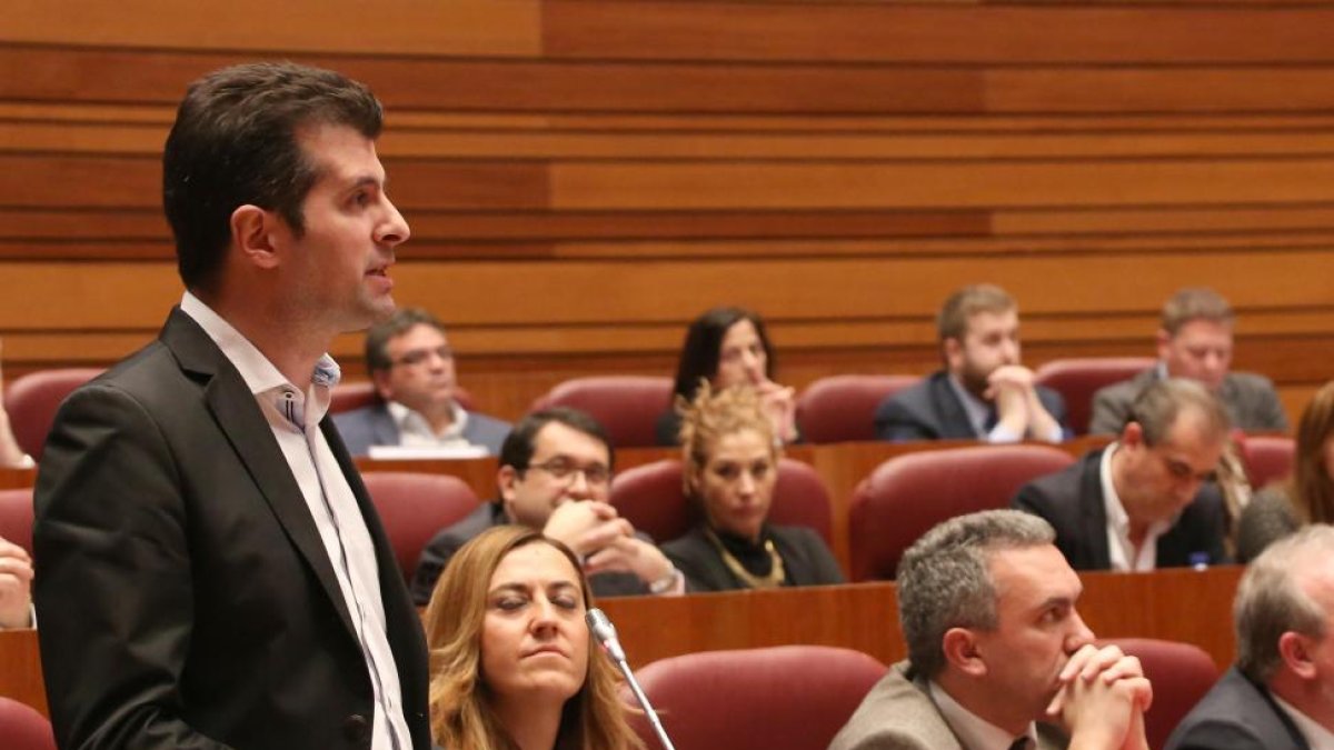 El secretario autonómico del PSOE, Luis Tudanca, ayer, durante la celebración del Pleno de las Cortes.-Ical