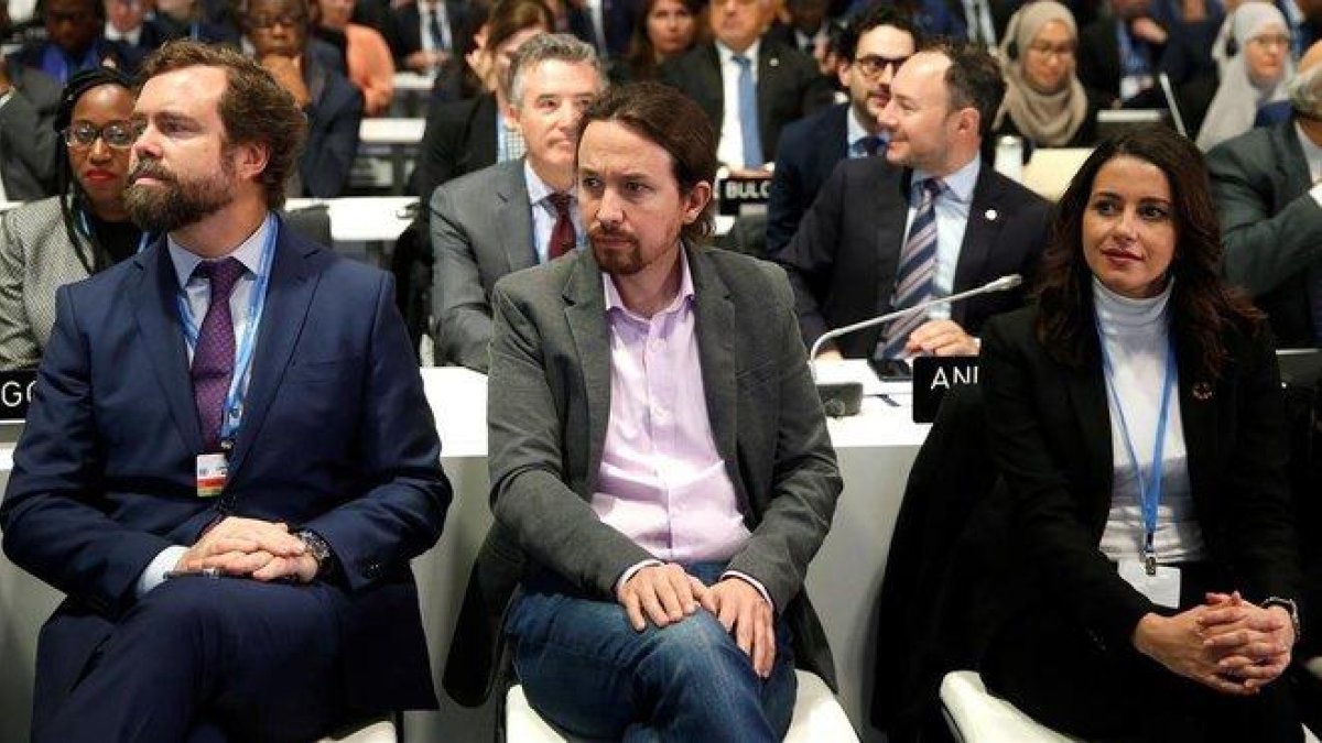 Iván Espinosa de los Monteros (izquierda), Pablo Iglesias e Inés Arrimadas, durante la ceremonia de apertura de la 25ª Conferencia de las Partes del Convenio Marco de Naciones Unidas sobre Cambio Climatico, este lunes. Iván Espinosa de los Monteros (izqui-EFE / EMILIO NARANJO