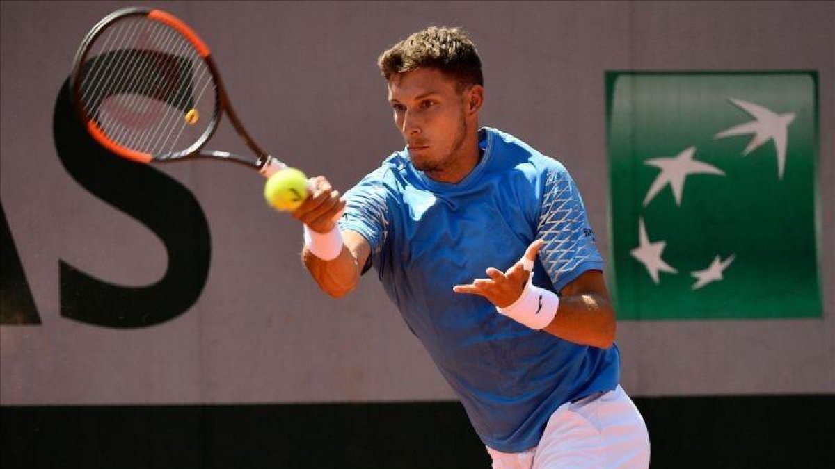 Pablo Carreño devuelve un golpe en su debut en París ante Kovalik.-CHRISTOPHE SIMON (AFP)
