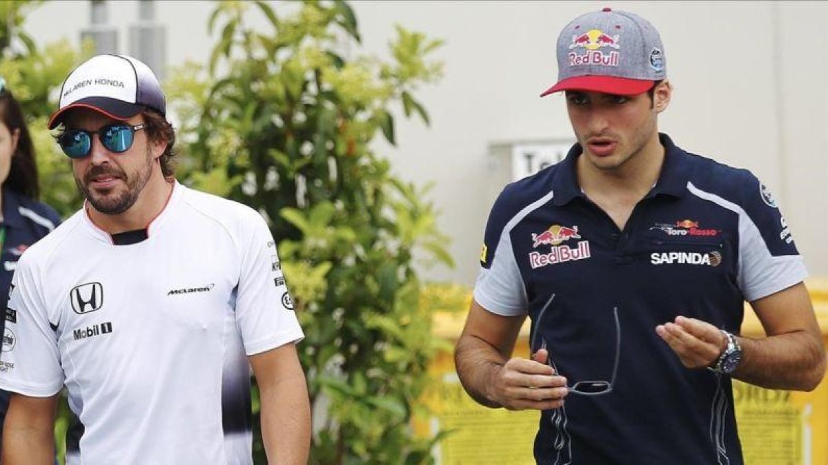 Fernando Alonso y Carlos Sainz, durante el gran premio de Montmeló.-EFE / ALEJANDRO GARCÍA