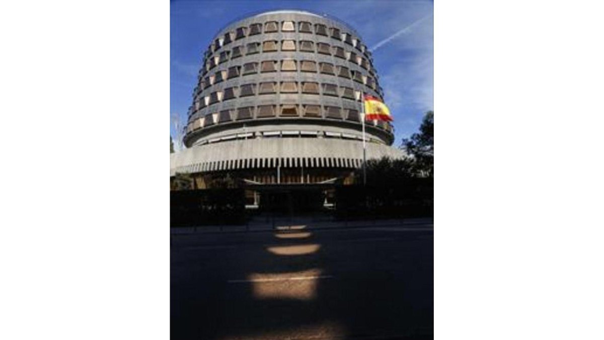 El edificio del Tribunal Constitucional, en Madrid, ayer.-AGUSTÍN CATALÁN