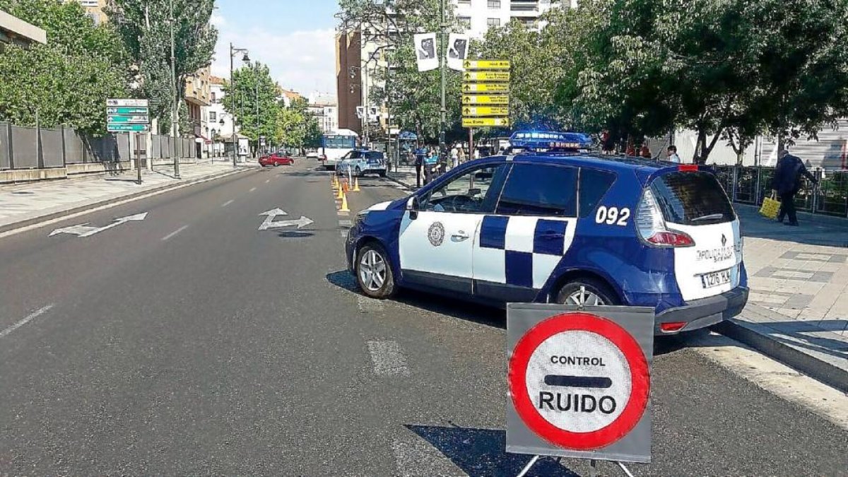Uno de los controles de ruido que se efectuarán la primera quincena de agosto en el centro de la ciudad.-E. M.