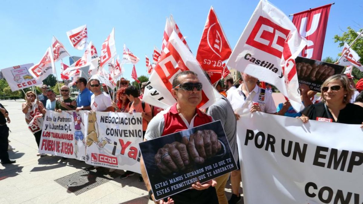 Más de un centenar de personas participa en una concentración del sector de ambulancias frente a la sede de las Cortes de Castilla y León ante la falta de negociación del convenio colectivo autonómico-ICAL