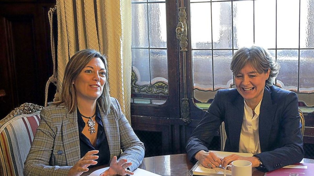 La consejera de Agricultura y Ganadería y portavoz de la Junta, Milagros Marcos, reunida ayer con la ministra Isabel García Tejerina.-ICAL