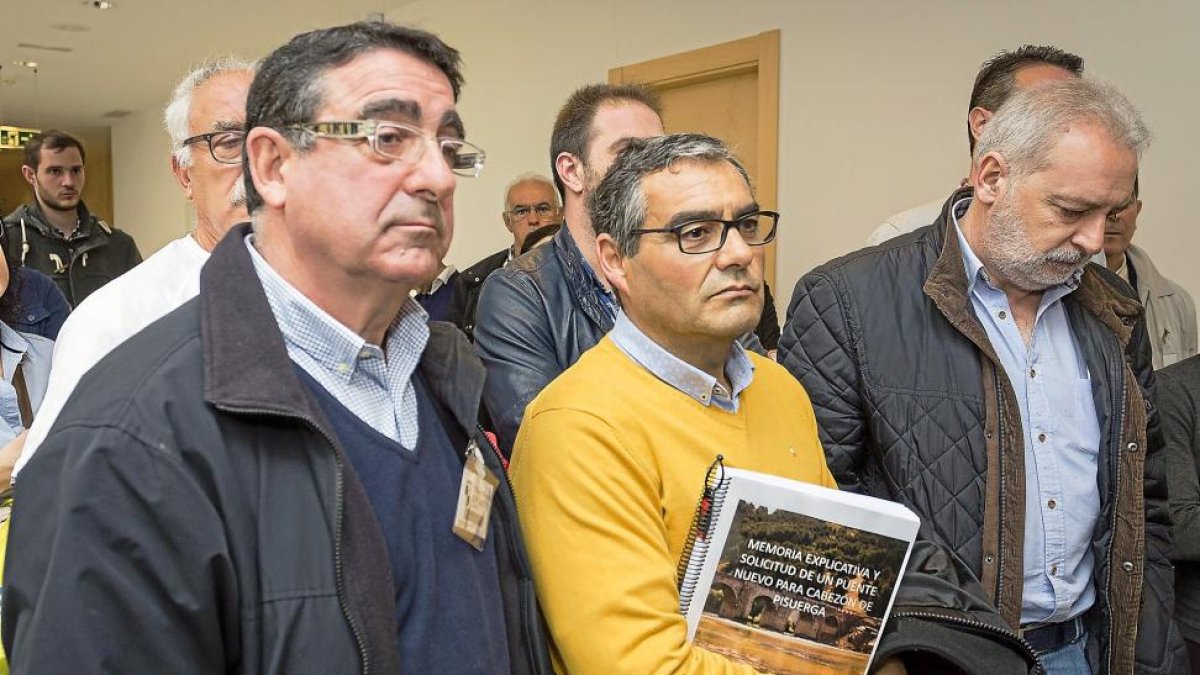 El alcalde de Cabezón, Arturo Fernández (izq.) en una imagen de archivo.-M. A. SANTOS