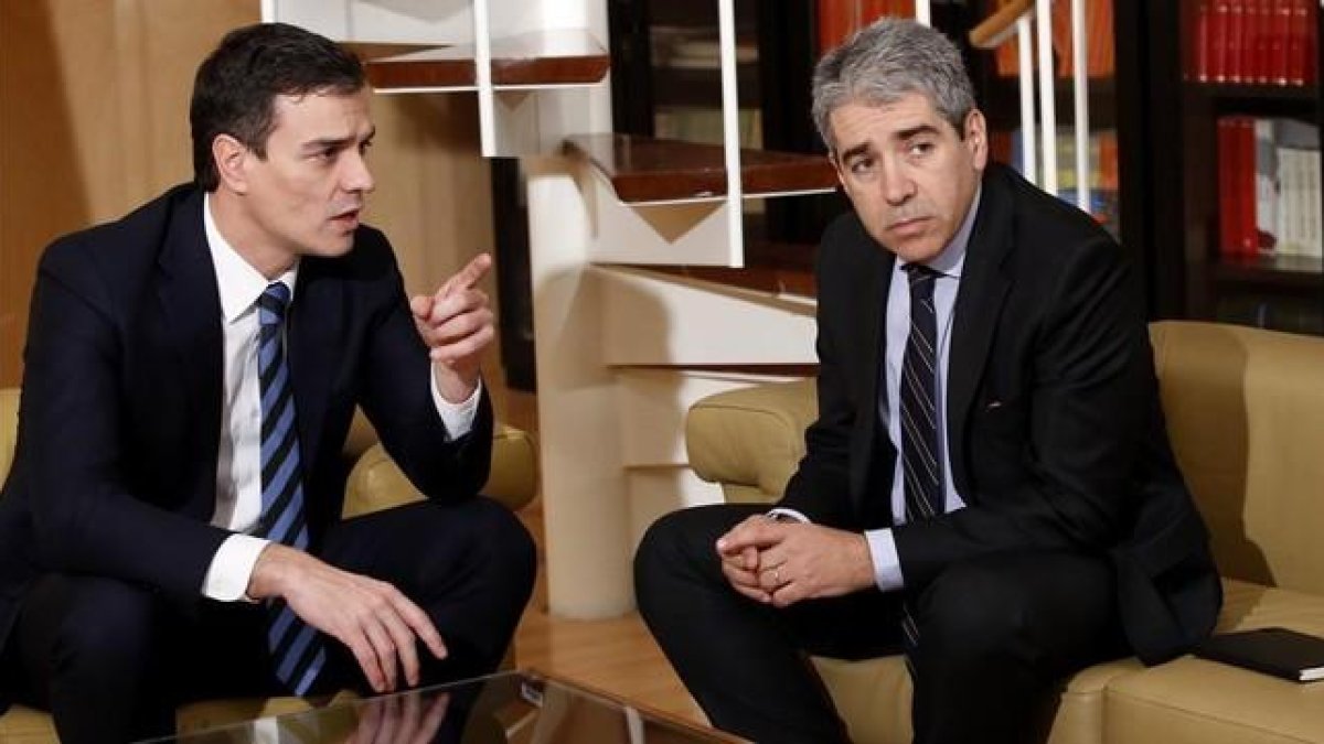 El líder del PSOE, Pedro Sánchez, y el portavoz de Democràcia i Llibertat, Francesc Homs, esta tarde en su reunión en el Congreso.-JUAN MANUEL PRATS