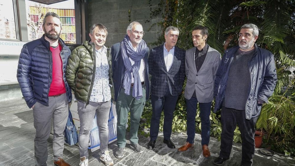Representantes sindicales y empresariales, antes de la reunión de laMesa del Diálogo Social en el Sector Energético.-ICAL