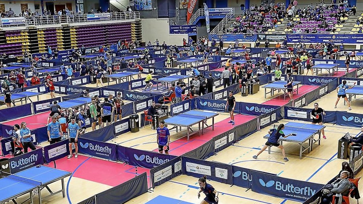Vista panorámica del polideportivo Pisuerga copado con mesas para albergar el Torneo Estatal.-J. M. LOSTAU