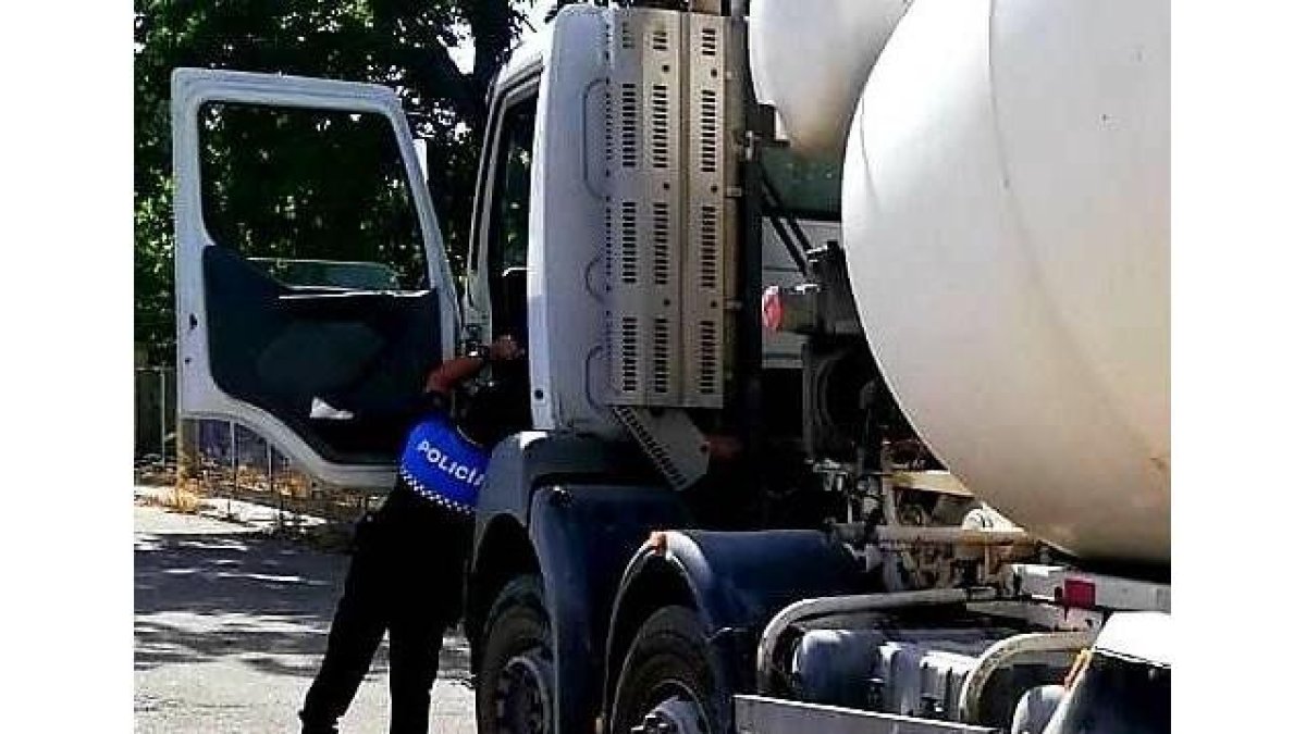 Un agente junto al vehículo interceptado.-POLICIA VALLADOLID