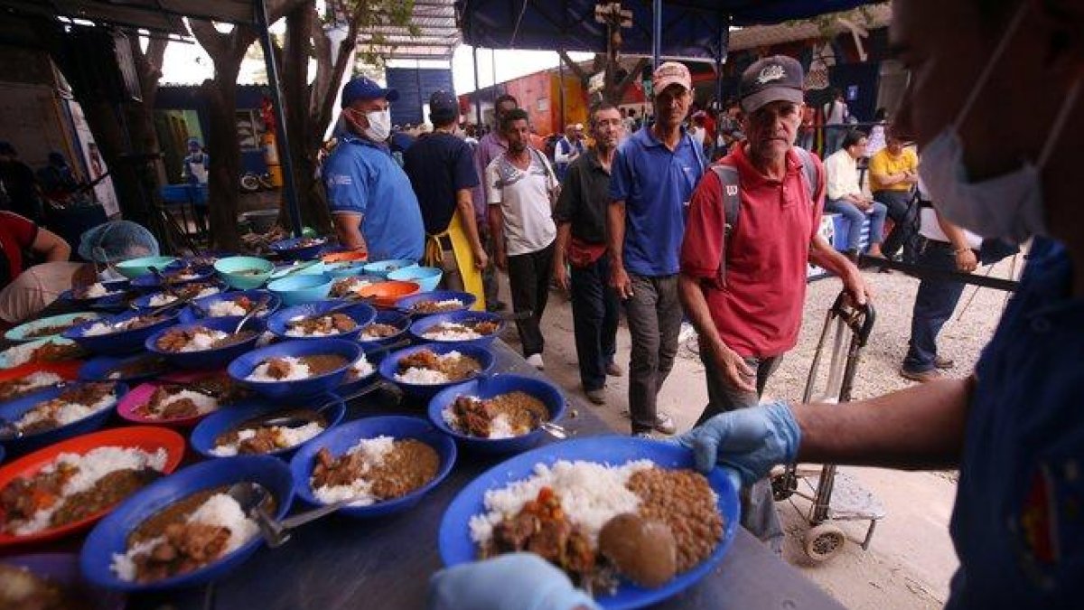 El programa Clap, ligado a los Comités Locales de Abastecimiento y Producción, entrega alimentos importados a bajo coste cada mes a más de seis millones de personas.-EFE