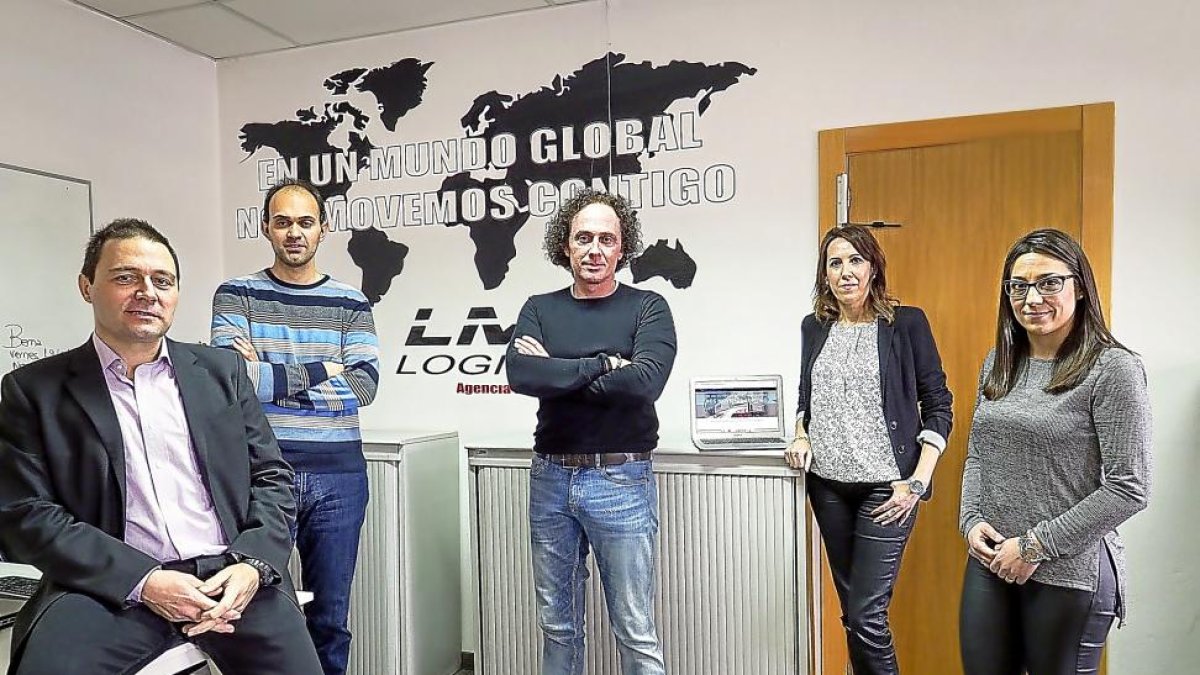 Carlos Galán, Mario Chavida, Luis Miguel Muñoz, Eva Senovilla y Silvia Antolín en las instalaciones de la empresa en Aldeamayor de San Martín.-PHOTOGENIC / MIGUEL ÁNGEL SANTOS