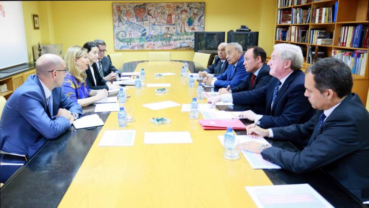 La consejera de Economía y Hacienda, Pilar del Olmo, se reúne con el Comité Ejecutivo del Consejo Regional de Cámaras Oficiales de Comercio, Industria y Servicios de Castilla y León-Ical