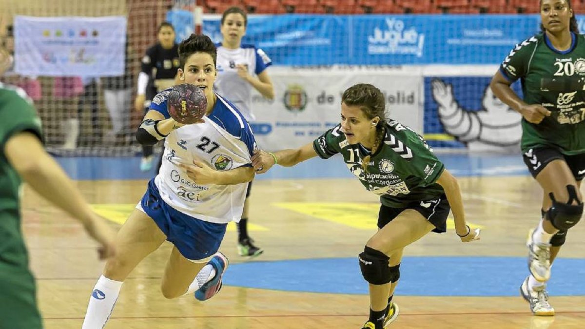 Alicia Fernández intenta romper el trabajo defensivo del Adesal Córdoba-M. Á. SANTOS