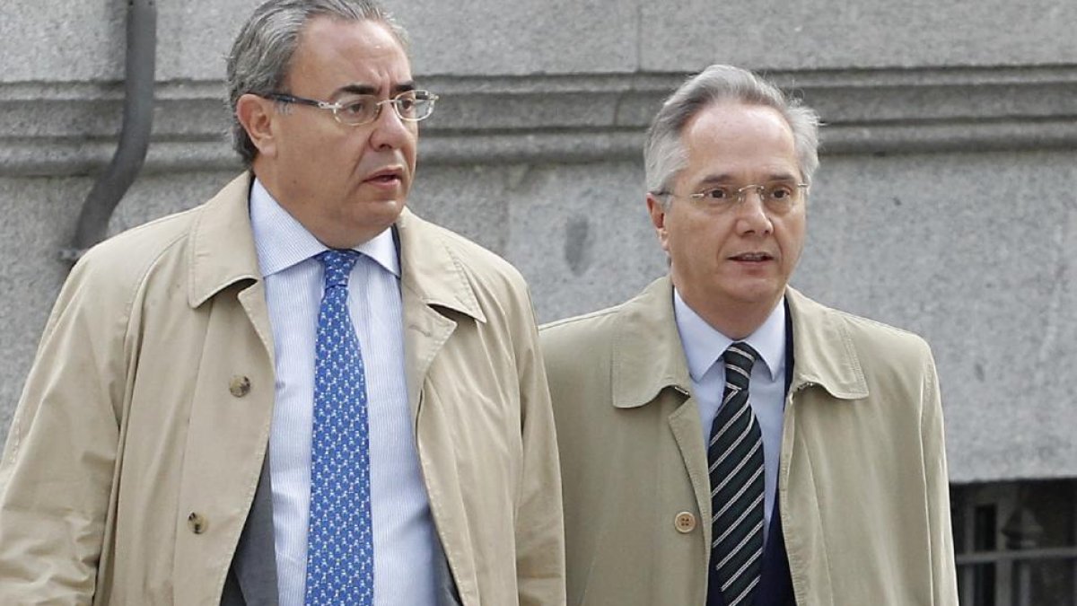 El ex diputado Pedro Gómez de la Serna (D) a su llegada a la Audiencia Nacional-ICAL