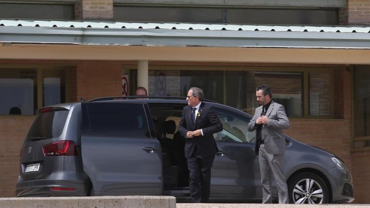 Torra, a su llegada a la prisión madrileña de Soto del Real, donde están ingresados Jordi Sánchez y Jordi Cuixart.-DAVID CASTRO