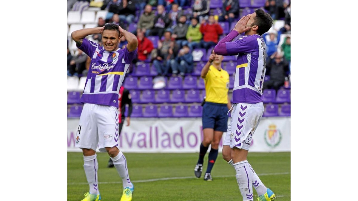 Marcelo Silva y Juanpe se lamentan tras una ocasión desaprovechada por el Valladolid, ayer en Zorrilla.-Pablo Requejo