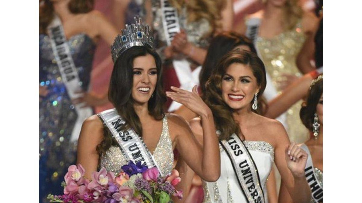 Miss Colombia recibe la corona de Miss Universo que le coloca la vencedora del año pasado, la venezolana Gabriela Isler.-Foto: AFP