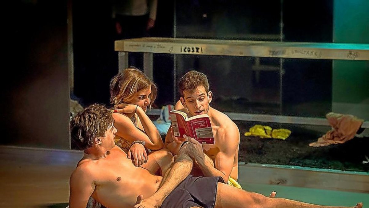Actores de la Joven Compañía en una de las escenas de la obra ‘La edad de la ira’.-EL MUNDO