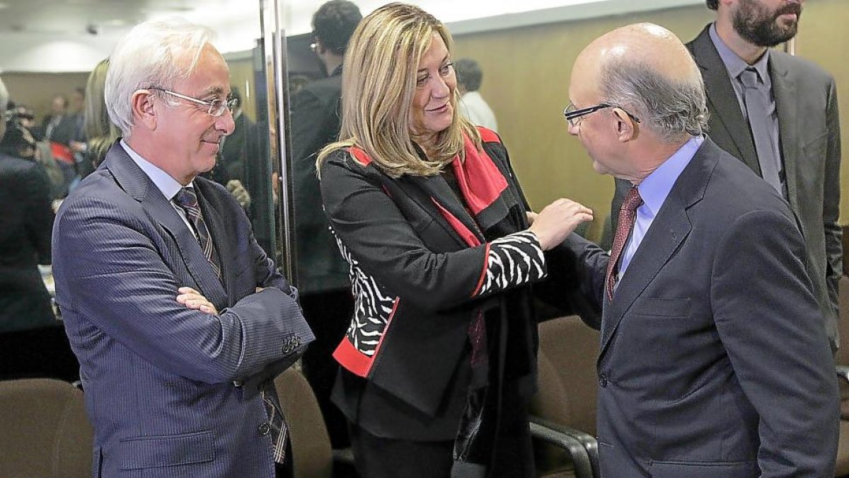 Pilar del Olmo y Cristóbal Montoro se saludan en el Consejo de Política Fiscal y Financiera de este jueves.-ICAL