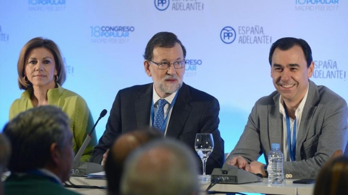 El líder del PP, Mariano Rajoy, con Dolores de Cospedal y Fernando Martínez-Maillo este domingo en el congreso del PP.-FERNANDO VILLAR