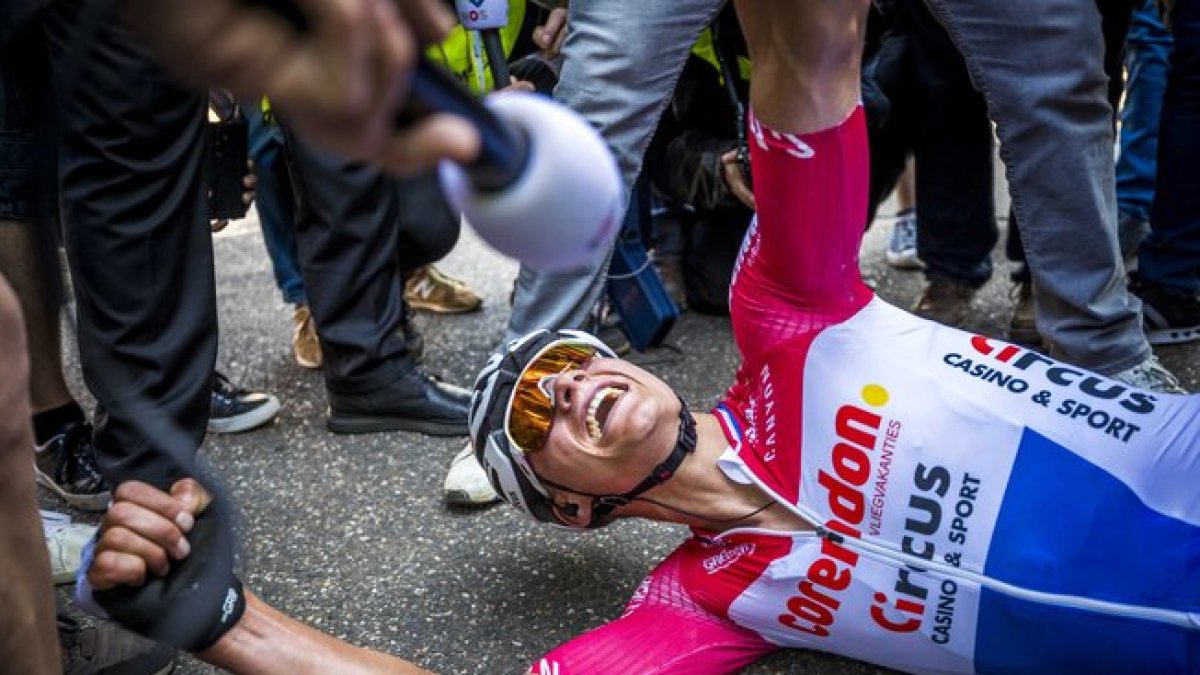 Mathieu van der Poel, en el suelo, tras el esfuerzo por la victoria.-EPA/ANP