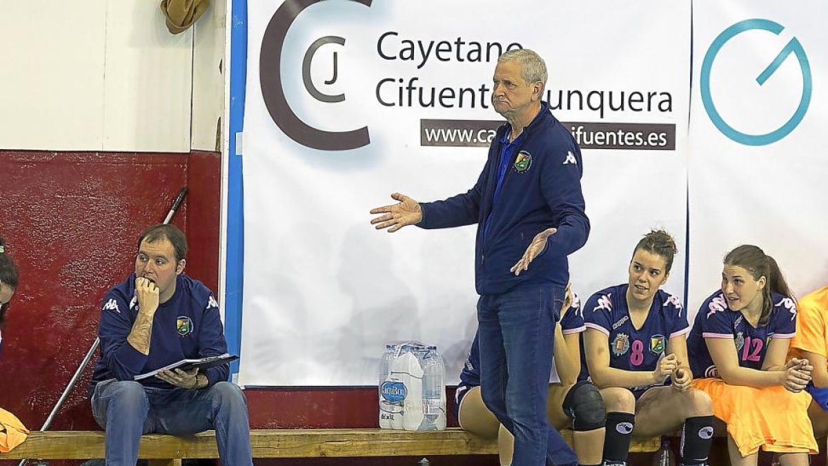 Ante la sanción de Miguel Ángel Peñas, Israel Maniega volverá a dirigir al equipo esta tarde.-PABLO REQUEJO (PHOTOGENIC)