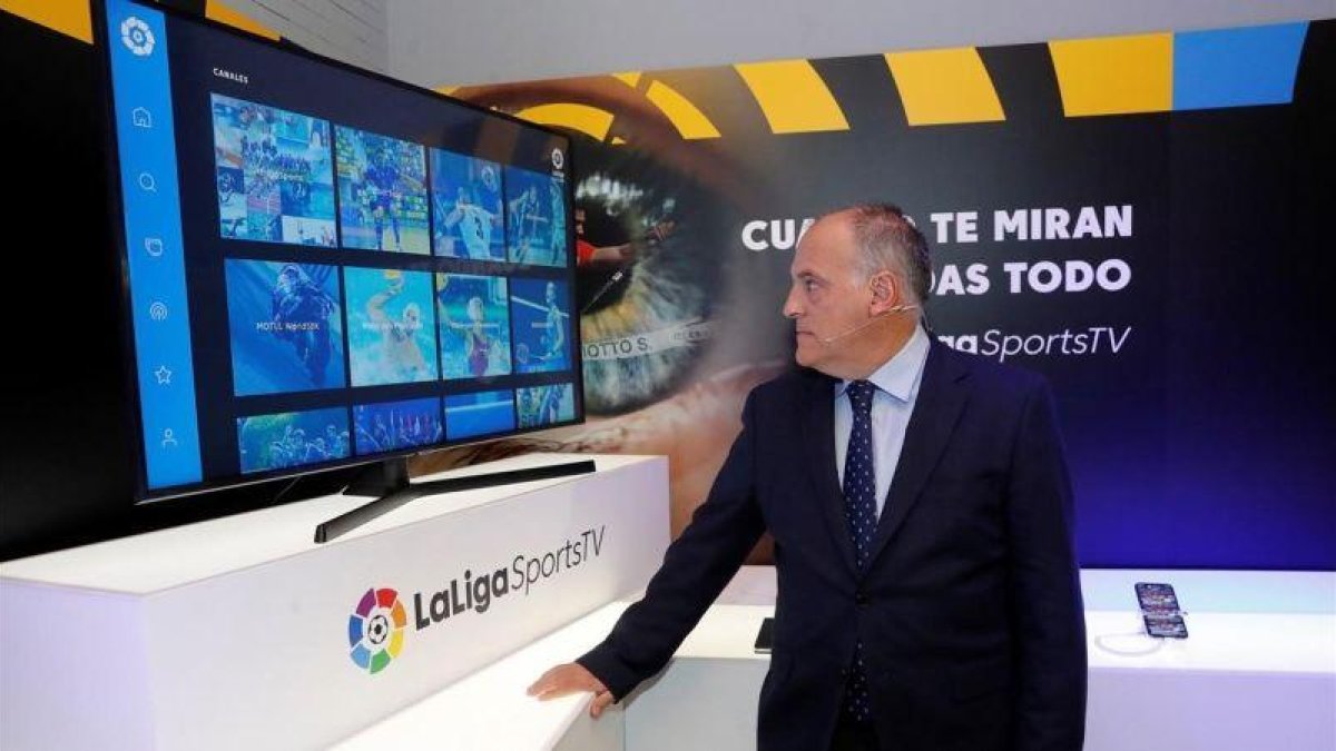 El presidente de LaLiga, Javier Tebas, en un estudio de la nueva plataforma televisiva.-EL PERIÓDICO