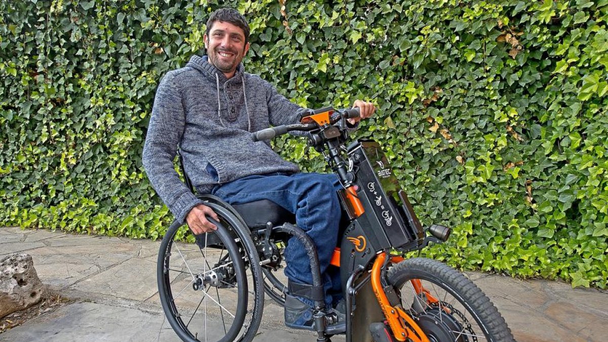 El fundador e inventor de Batec Mobility, Pau Bach, en las instalaciones de la empresa en Sant Quirze.-ÓSCAR ESPINOSA