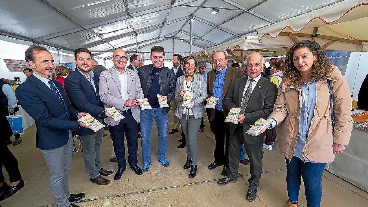 El presidente de la Diputación de Valladolid, Jesús Jullio Carnero, tercero por la izquierda, junto al chef Víctor Martín, y la consejera Milagros Marcos, en la feria de Mayorga .-ICAL