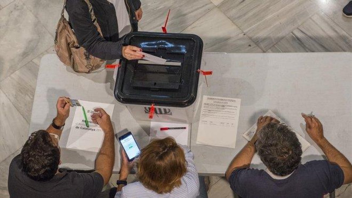 Votaciones en la Escola Industrial durante el referéndum del 1-O.-FERRAN SENDRA