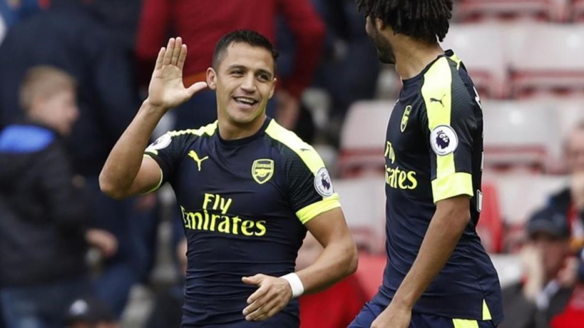 Alexis Sánchez, en octubre, jugando un partido con el Arsenal.-Russell Cheyne Alexis Sánchez, en octubre, jugando un partido con el Arsenal.