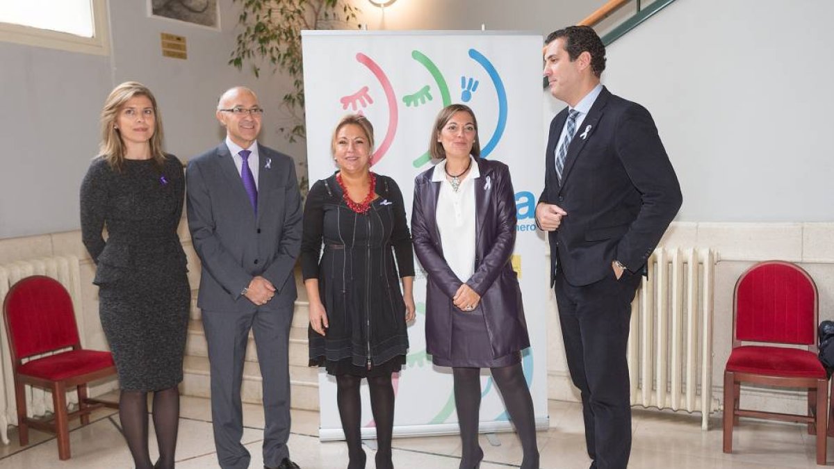 El delegado del Gobierno, Ramiro Ruiz Medrano, la consejera de Familia e Igualdad de Oportunidades, Milagros Marcos, y la alcaldesa de Zamora, Rosa Valdeón, asisten a un acto con motivo del Día Internacional para la Eliminación de la Violencia sobre la Mu-Ical