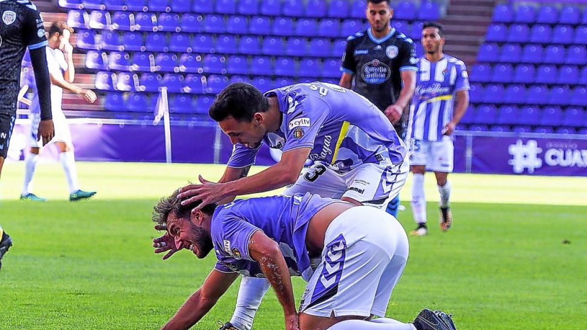 Ángel, caído y doliente, es felicitado por Óscar Plano tras ser objeto de penalti.-MIGUEL ÁNGEL SANTOS