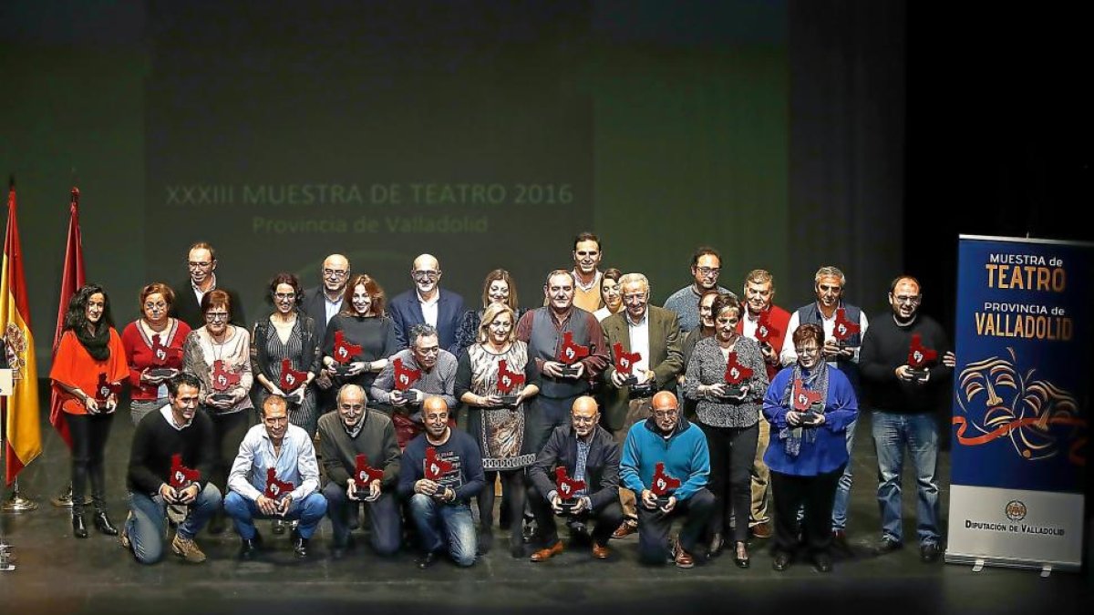 Los premiados en el escenario del teatro Zorrilla en la XXXIII Muestra de Teatro de la Provincia de Valladolid.-J.M.LOSTAU