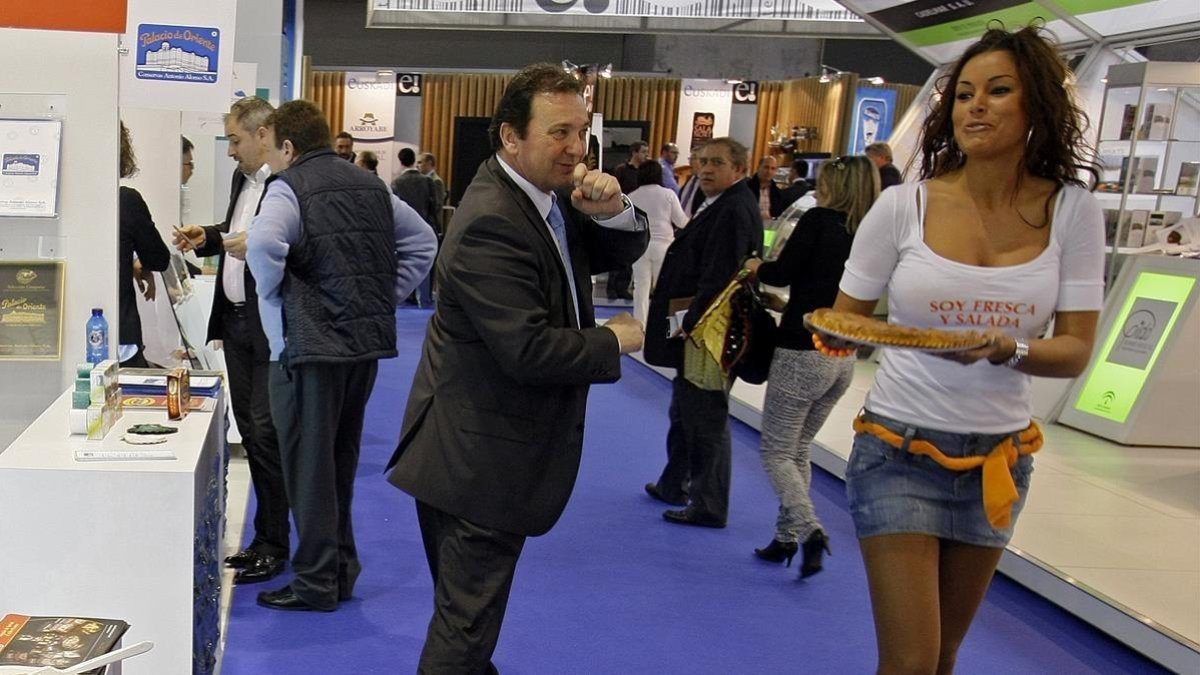 Un hombre piropea a una mujer en una feria en Barcelona, en marzo del 2010.-RICARD CUGAT