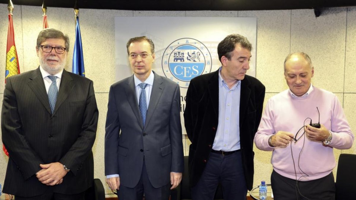 El presidente del CES, Germán Barrios (2I), el presidente de Cecale, Santiago Aparicio (I), y los secretarios autonómicos de CCOO y UGT, Ángel Hernández y Faustino Temprano (D), asisten a la Jornada 'Oportunidades y retos de Castilla y León'-ICAL